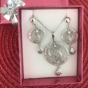 Pendant and earrings set